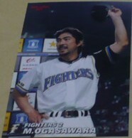 2006カルビープロ野球チップスカード第1弾34小笠原道大(北海道日本ハムファイターズ)現巨人ジャイアンツ二軍打撃コーチ ベースボールトレカ