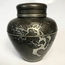 ★ 煎茶道具 尚玩堂製 菊 梅 草花文様 錫 茶壷 （箱無）高さ 17.5cm 重量1255g 日本製 凹み無し_画像3