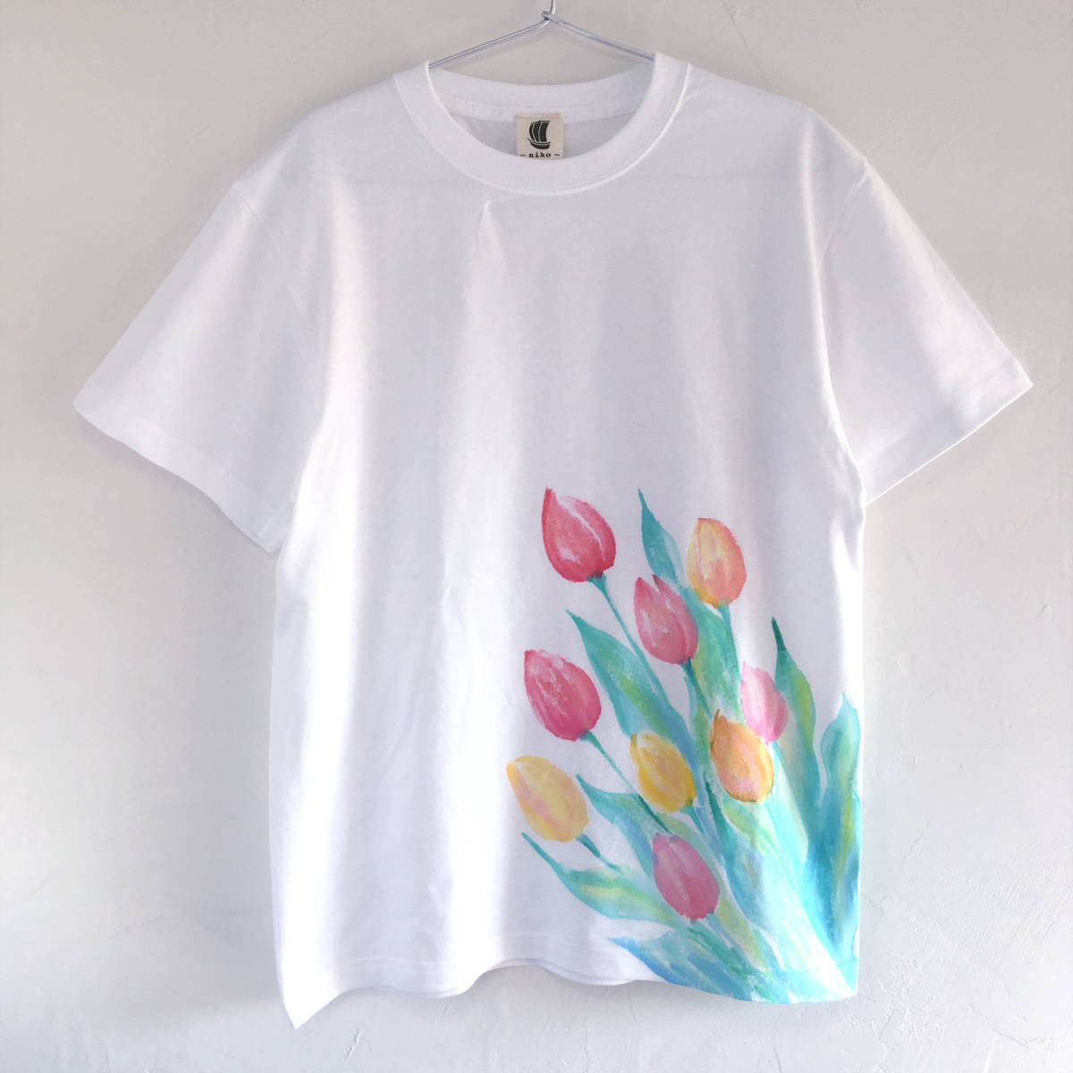 T-Shirt mit Tulpenmuster. Handbemaltes T-Shirt mit Tulpenblumenmuster für Herren, Größe L, Größe L, Rundhals, gemustert