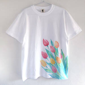 Art hand Auction T-Shirt mit Tulpenmuster. Herren-T-Shirt in XL-Größe. Handbemaltes T-Shirt mit Tulpenblumenmuster, Größe XL und größer, Rundhals, Einfache Farbe