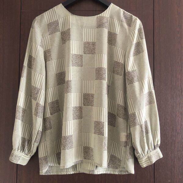 RODIER PARIS 後ろボタンブラウス