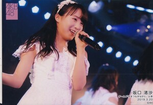 AKB48 チーム8 坂口渚沙 チーム4 手をつなぎながら公演 生写真 2019.3.20 ライブフォト 横型 衣装白 右手曲げ 左手マイク