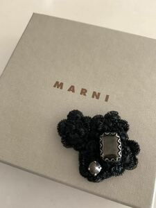 マルニ　編み　ブローチ　黒　ビジュー　MARNI アクセサリー