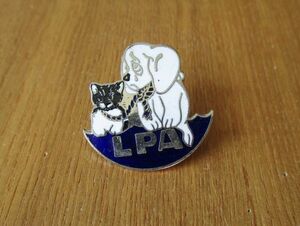 古いピンバッジ：LPA 犬 猫 動物 アニマル ピンズQ