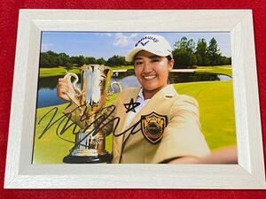 JLPGA 稲見萌寧 2019.7.28センチュリー21 優勝！直筆サイン入り2L生写真 フォトスタンド入り②