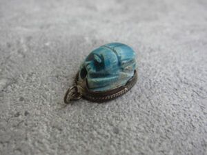 Art hand Auction Egyptian Jewelry Scarab Pendant Gold Beetle Stone Pendant Turquoise Hieroglyph Handmade Hieroglyph, Artwork, Sculpture, object, Western sculpture