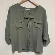 ポケット付Vネックブラウス　chocol raffine robe F カーキ 【MA-862】_画像1