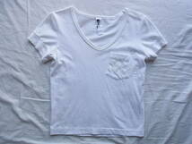 M H L, マーガレットハウエル　ロゴプリント入り ポケット付き　VネックTシャツ　サイズ Ⅰ　日本製　ホワイト　　_画像2