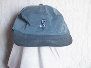 帽子　キャップ　　ブルー　　S　と　ボールの刺繍　　フリーサイズ