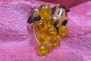 S5563 brooch tortoise shell .. grape 