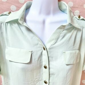 韓国ファッション ライトグリーン 水色シフォンブラウス 襟付きブラウスシャツ エポーレット 制服風 透けブラウス 半袖シャツ 肩ボタンの画像3