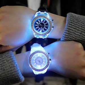  наручные часы 7 цвет свет LED flash люминесценция часы pa-sonaliti Trend кварц 