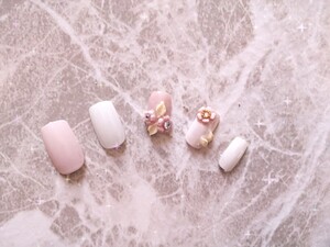 マット白&ピンクお花のネイル