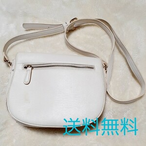 白のショルダーバッグ