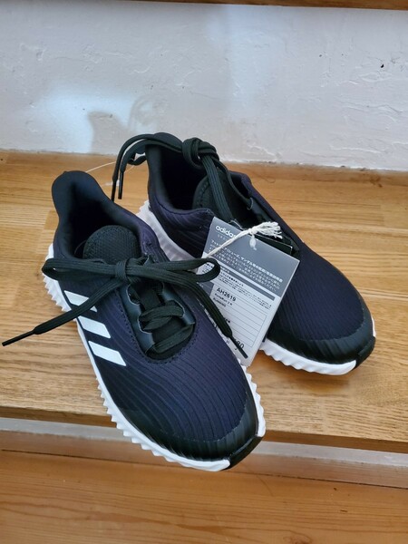 新品　 adidas　スニーカー　18cm　黒