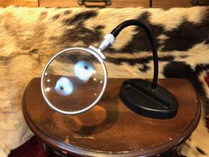 ** beautiful goods / stand magnifying glass **