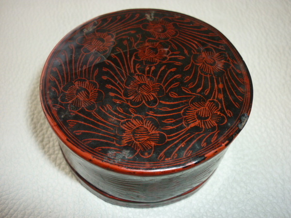 ■極希少 美品 1800年前期 チャクリー王朝！タイ北部 タイルー族 赤・黒色漆器 線彫り草花紋様蒟醤(きんま)茶箱 直径7ｃｍ、高さ3.5ｃｍ