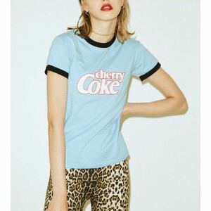 送料無料☆ 【コカ・コーラ限定デザイン】COCA-COLA Cherry Coke トリムTシャツ　ジュエティ コカコーラ　チェリーコーク