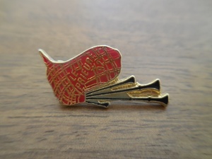 フランス☆古いピンズ 【LE PRIEURE 92】 ピンバッジ PINS ピンバッチ コルヌミューズ コルヌ・ミューズ Corne muse バグパイプ