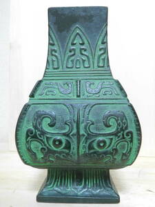 K33-163W　花瓶　銅製　4角　古代柄　刻銘　飛州　峰雲作？　箱付　中古　高さ約22ｃｍ　（T7-1）