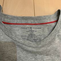 送料無料　未使用　TOMMY HILFIGER トミーヒルフィガー　 半袖 クルーネック Tシャツ Lサイズ　グレー　メンズ　フラッグロゴ シンプル_画像2