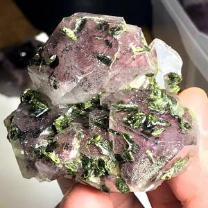 四川省産緑簾石まみれの山入水晶・83g（中国産鉱物標本）