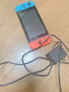スイッチ本体、ジョイコン、充電器です。それ以外は申し訳ありませんがないです。値段も割り引いています。