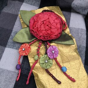 Art hand Auction ¡Broche hecho a mano de flores de seda para atuendos occidentales y japoneses!, Hecho a mano, Accesorios (para mujeres), otros