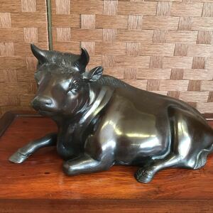 アンティーク　時代物　彫刻家 三郎 作　ブロンズ「牛/干支丑」幅約34cm 重5.2kg 置物 動物彫刻