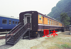 鉄道写真、6x9ネガデータ、121901120014、オロ12-841＋スロフ12-822（お座敷列車くつろぎ号）碓氷峠鉄道文化むら2000.07.13（6745×4632）