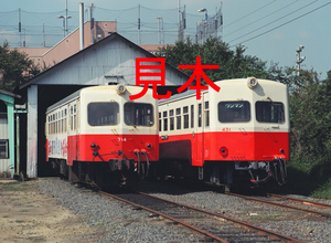 鉄道写真645ネガデータ、122704340001、キハ714、キハ431、鹿島鉄道、石岡機関区、2000.09.21、（4558×3338）