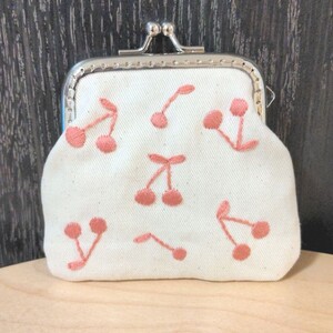 【ハンドメイド品】さくらんぼの刺繍のがま口ポーチ