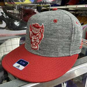USA正規品 Adidas アディダス Collegiate ノースカロライナ州立大学 NC State Wolfpack ウルフパック 赤 グレー ストレッチ キャップ 帽子