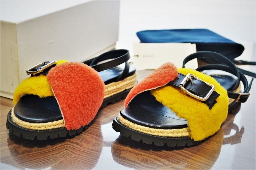 sacai サンダルの値段と価格推移は?|77件の売買情報を集計したsacai