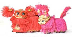 中国古玩　中国獅子舞人形　2点セット 土人形　縁起物　直径16cm高さ8.5cm（左） 鮮やかな赤とピンクが素敵！小ぶりな人形　YAY