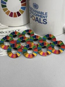 SDGs ピンバッジ　 10個(7700円税込）（国連ブックショップ購入・送料無料・新品未使用）(ラバークラスプ再生素材)（保存小分袋10枚付UN79