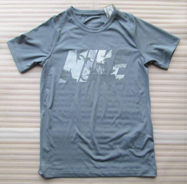 送料込み!即決!【新品タグ付】NIKE ナイキ 150サイズ ◆ ドライ機能Tシャツ 吸汗速乾 グレー色 デカロゴ おしゃれ!送料230円OK!