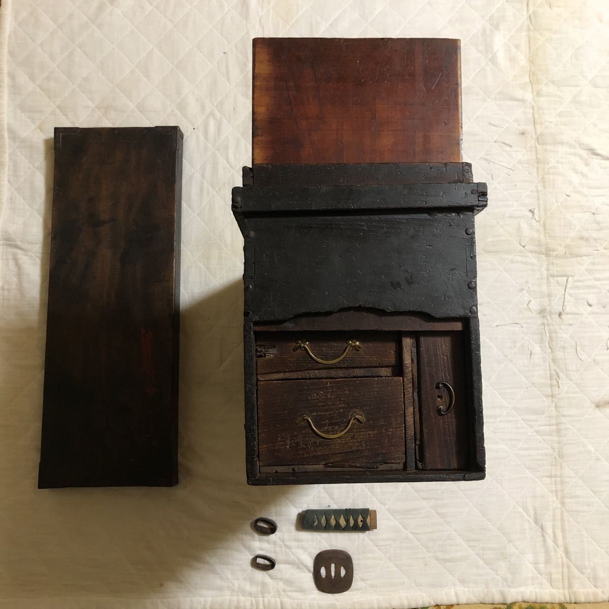 江戸期から幕末時代.火縄銃.短筒.武具.刀道具.小物入れ.細い引き出しの隠し.絡繰が有ります.材質は欅です.古い鉄の金具と鉄の鋲が付いて居