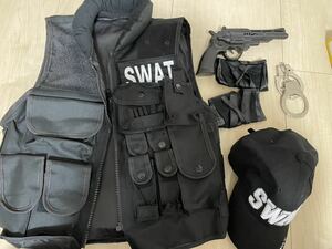 SWAT コスプレ　ベスト　帽子　手袋　手錠と銃のおもちゃ付き　早めの落札ありがたいです！！m(_ _)m
