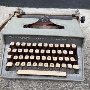 DEKUXE TRAVEL-RITER retro typewriter 