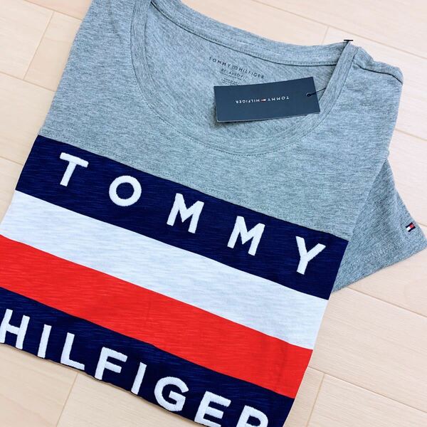 ★Tommy Hilfiger大人気のUS限定品レディースフラッグロゴ刺繍半袖T