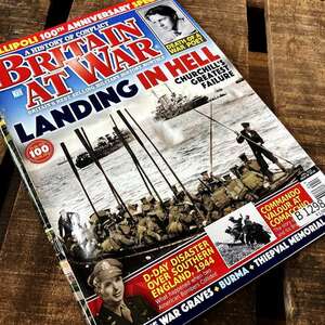 B1298「BRITAIN AT WAR」ブリテンアットウォー 戦争 軍事　軍用車　古本　雑誌 ヴィンテージ 旧車 ビンテージ 自動車