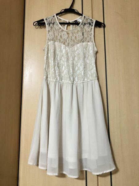H&M オフホワイト　上品で可愛い　レース　シフォン　ノースリーブワンピース フレアスカート　サイズS