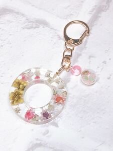 ハンドメイド バッグチャーム イニシャルキーホルダー アルファベットキーホルダー O レジン 可愛い ドライフラワー ピンク