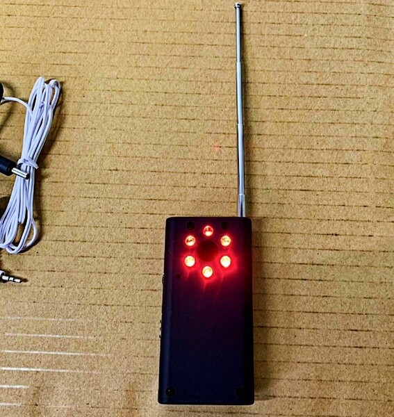 盗聴盗撮発見器型式: CC308+外形寸法:幅約45mm 奥行約15mm 高さ約92mm プライバシー保護 盗聴器探知機