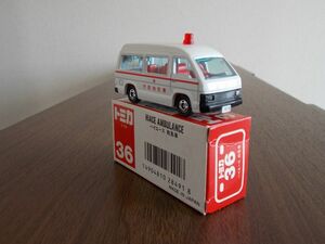 ・349 赤箱　日本製　ハイエース　救急車　　・後部ドア開閉　　・程度良いです　・透明ケース付　