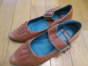 23.MOKU tea color leather pumps 