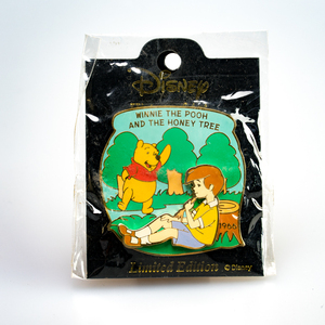 ディズニー 限定生産ピンバッジ （くまのプーさん）Disney Japan Limited Edition Pin Badge MD-0605