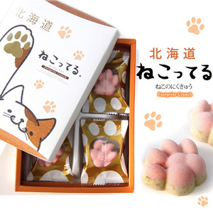 北海道ねこってる【8個入】猫の肉球の形をしたイチゴとホワイトチョコのクランチチョコレートになります。猫好きにはたまらない一品です。