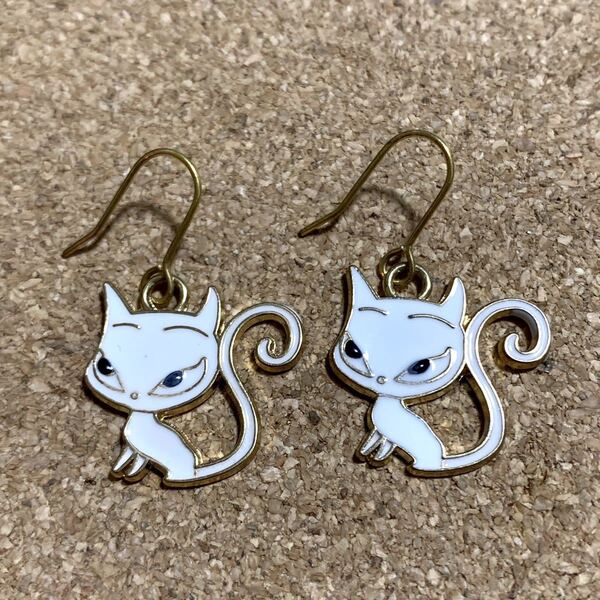【新品】ねこ*ピアス*ハンドメイド*揺れる ピアス ワンポイント 白◆V4 送料無料 ホワイト 3cm フックタイプ ネコ ネコちゃん 猫 つり目